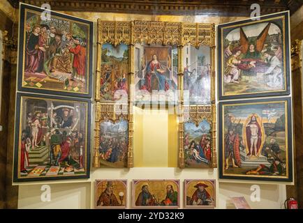 Salamanque, Espagne, 9 avril 2024 : réplique d'un autel de chapelle dans le musée de la cathédrale de Salamanque, Europe Banque D'Images