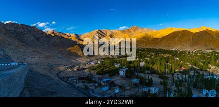 Vue panoramique de Leh City avec majestueux paysage de montagne himalayenne – Ladakh, Inde Banque D'Images