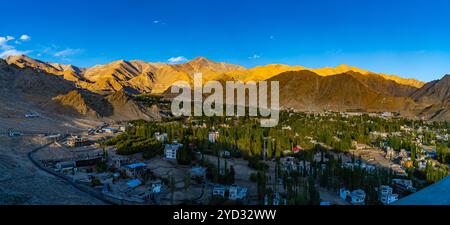 Vue panoramique de Leh City avec majestueux paysage de montagne himalayenne – Ladakh, Inde Banque D'Images