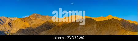Vue panoramique de Leh City avec majestueux paysage de montagne himalayenne – Ladakh, Inde Banque D'Images