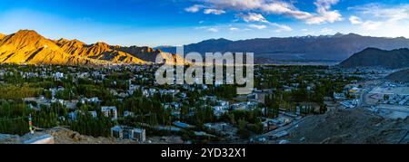 Vue panoramique de Leh City avec majestueux paysage de montagne himalayenne – Ladakh, Inde Banque D'Images