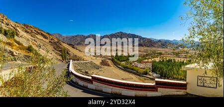 Vue panoramique de Leh City avec majestueux paysage de montagne himalayenne – Ladakh, Inde Banque D'Images