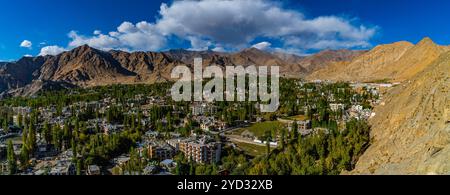 Vue panoramique de Leh City avec majestueux paysage de montagne himalayenne – Ladakh, Inde Banque D'Images