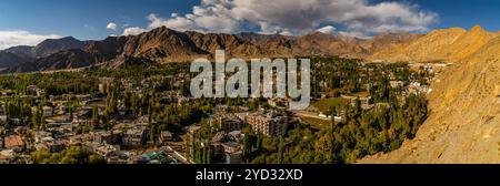 Vue panoramique de Leh City avec majestueux paysage de montagne himalayenne – Ladakh, Inde Banque D'Images