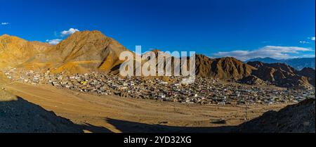 Vue panoramique de Leh City avec majestueux paysage de montagne himalayenne – Ladakh, Inde Banque D'Images