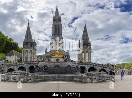 Lourdes, France, 17 avril 2024 : vue du Sanctuaire de notre-Dame de Lourdes dans les contreforts pyrénéens de France, Europe Banque D'Images