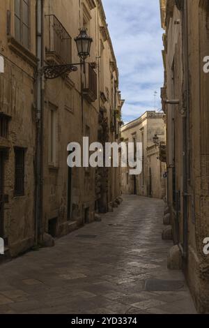 Lecce, Italie, 30 novembre 2023 : rue typique de la ville dans le centre de la vieille ville de Lecce dans les Pouilles, Europe Banque D'Images