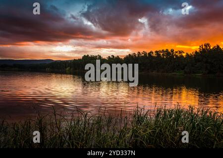 Coucher de soleil orageux sur l'eau Banque D'Images