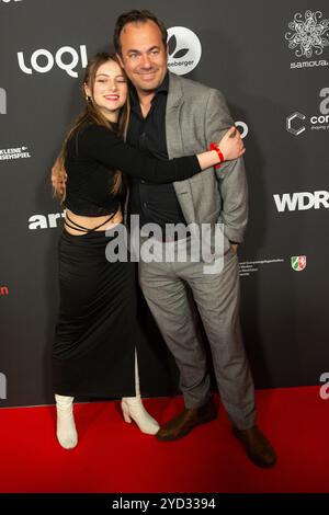 Cologne, Allemagne. 24 octobre 2024. Thomas Becker, directeur de programme de Phoenix, et Smilla Felgner, une actrice allemande, posent sur le tapis rouge à E-werk à Cologne, Allemagne, le 25 octobre 2024, avant la cérémonie de clôture (photo de Ying Tang/NurPhoto). Crédit : NurPhoto SRL/Alamy Live News Banque D'Images