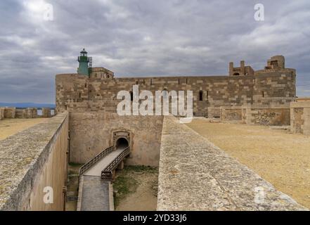 Syracuse, Italie, 28 décembre 2023 : vue sur le château et le phare de Maniace à Isola di Ortigia à Syracuse, en Europe Banque D'Images