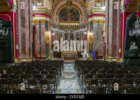 Mdina, Malte, 22 décembre 2023 : vue de la nef centrale et de l'autel de la cathédrale métropolitaine de Saint Paul à Mdina, Europe Banque D'Images