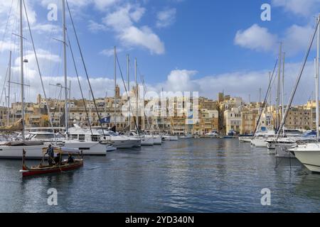 La Valette, Malte, 23 décembre 2023 : de nombreux bateaux dans le Grand Port de la Valette avec la ville de Birgu en arrière-plan, Europe Banque D'Images