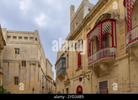 Mdina, Malte, 22 décembre 2023 : bâtiments calcaires jaune-ocre typiques dans la vieille ville de Mdina à Malte, en Europe Banque D'Images