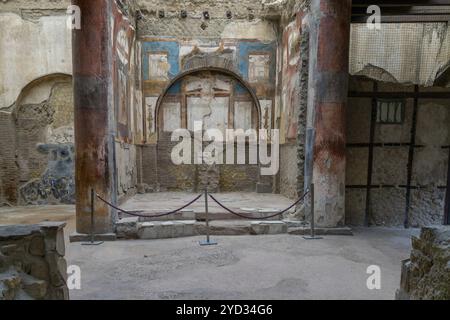 Ercolano, Italie, 25 novembre 2023 : salle avec fresques murales et colonnes dans l'ancienne ville d'Herculanum, Europe Banque D'Images