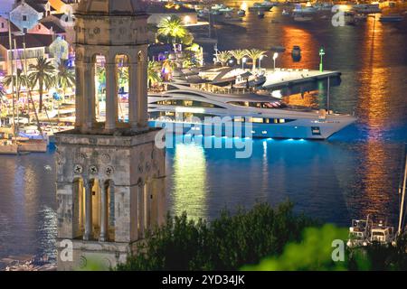 Vue aérienne en soirée sur la baie de Hvar et le port de plaisance Banque D'Images