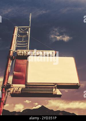 Vintage Retro Droit d'une ancienne Motel-Style ouvrir une petite ville USA en blanc pour votre texte Banque D'Images