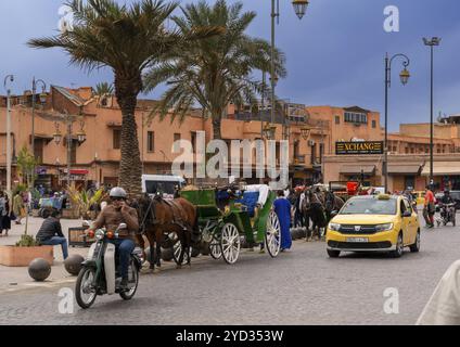Marrakech, Maroc, 23 mars 2024 : rue animée avec beaucoup de trafic dans le centre de Marrakech, Afrique Banque D'Images