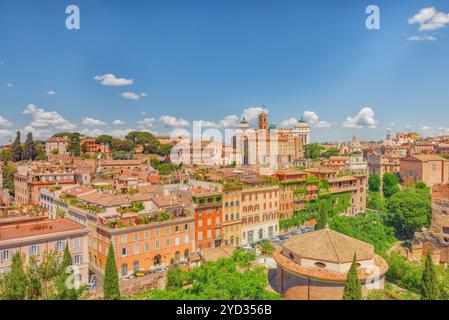 Vue depuis le Forum Romain et le Mont Palatin(Collina del Palatino ) au-dessus de Rome. Banque D'Images