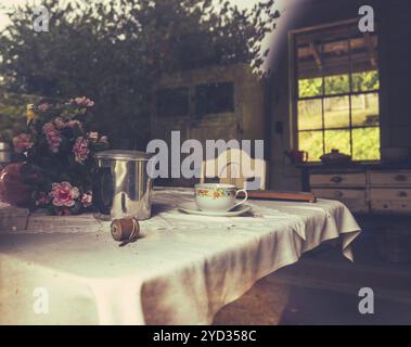 Cuisine rustique de ferme à travers la fenêtre Banque D'Images