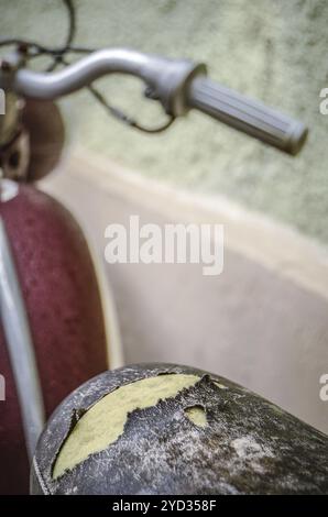 Détail de style rétro d'Une moto Vintage avec selle déchirée Banque D'Images