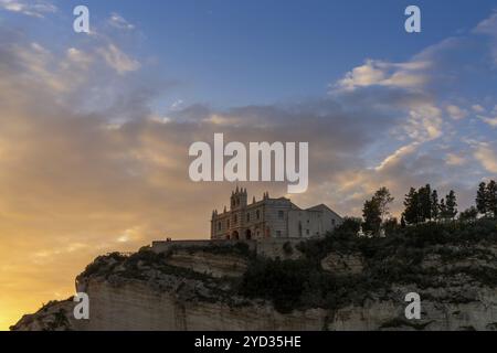 Tropea, Italie, 16 décembre 2023 : vue de l'église Santa Maria dell'Isola sur son promontoire rocheux à Tropea au coucher du soleil, en Europe Banque D'Images