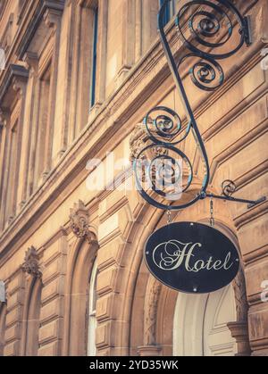 Ornate signe pour hôtel de luxe à l'extérieur beau bâtiment en grès Banque D'Images