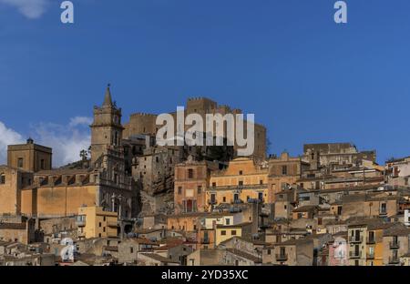 Caccamo, Italie, 7 janvier 2024 : vue de la ville de montagne sicilienne de Caccamo avec l'église et le château normand, Europe Banque D'Images