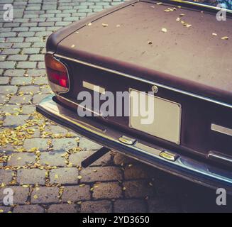 Détail d'un style rétro des années 1970, Brown voiture sur une rue pavée européenne Banque D'Images