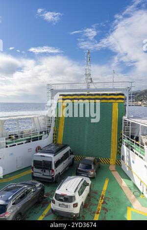 Villa San Giovanni, Italie, 17 décembre 2023 : voitures sur le ferry de l'Italie à la Sicile, en Europe Banque D'Images