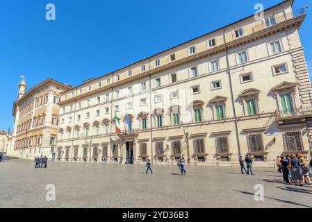 ROME, ITALIE - 09 mai, 2017 : Palais Chigi ( Palazzo Chigi )et la colonne de la place (Piazza Colonna) Rome. L'Italie. Banque D'Images