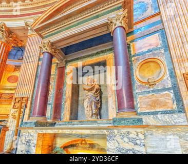 ROME, ITALIE - 09 mai, 2017 : l'intérieur de l'intérieur du Panthéon, est un ancien temple romain, maintenant une église, à Rome,la tombe de Raphaël. L'Italie. Banque D'Images