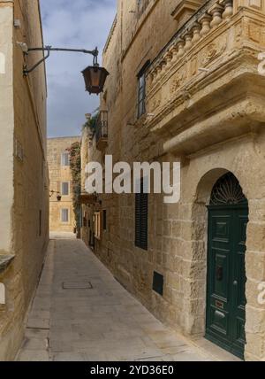 Mdina, Malte, 22 décembre 2023 : bâtiments calcaires jaune-ocre typiques dans la vieille ville de Mdina à Malte, en Europe Banque D'Images