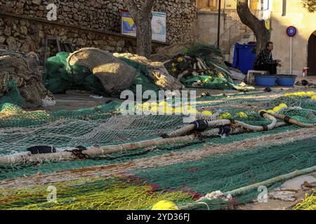 Puerto de Cala Figuera, Espagne, 22 janvier 2024 : pêcheur majorquin réparant des filets et réparant des lignes de pêche dans le port de Cala Figuera sur Mallorc Banque D'Images