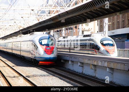 Peregrines à la gare. Transport de passagers. Train à grande vitesse. . Saint-Pétersbourg - Moscou. Russie, Saint-Pétersbourg 30 juillet 2020 Banque D'Images