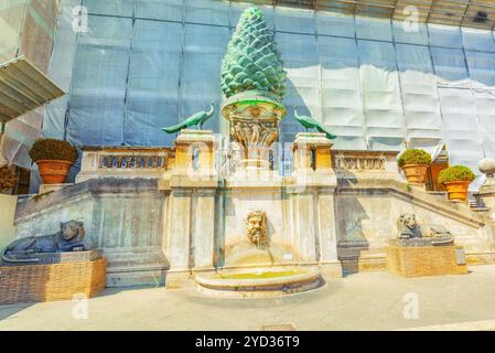 VATICAN, VATICAN- le 09 mai 2017 : Fontaine dans cour fermée du Vatican, à partir de la fenêtre de la galerie du Vatican. L'Italie. Banque D'Images