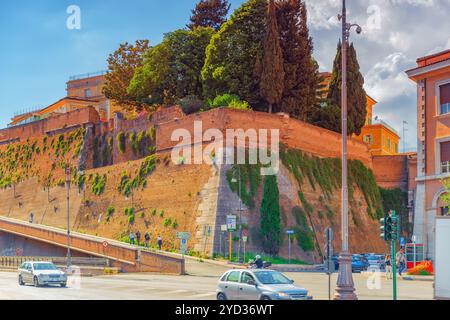 ROME, ITALIE - 09 mai, 2017 : Fragment de l'ancienne forteresse mur de la Cité du Vatican. Vue arrière. L'Italie. Banque D'Images