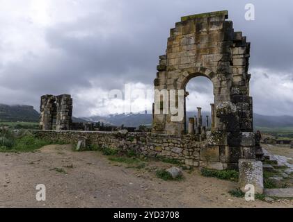 Volubilis, Maroc, 3 mars 2024 : vue des ruines du temple dans la ville berbéroromaine de Volubilis près de Meknès, Afrique Banque D'Images