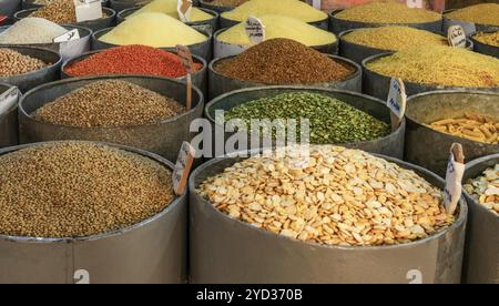 Taroudant, Maroc, 21 mars 2024 : vue rapprochée de différents types de haricots et légumineuses dans des seaux en acier sur le marché de la vieille ville de Taroudant, A Banque D'Images