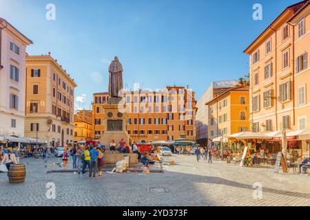 ROME, ITALIE - 09 mai, 2017 : place Campo de Fiori, Rome. Campo dei Fiori est une place rectangulaire dans le centre de Rome, à mi-chemin entre la Piazza Navona Banque D'Images