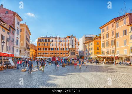 ROME, ITALIE - 09 mai, 2017 : place Campo de Fiori, Rome. Campo dei Fiori est une place rectangulaire dans le centre de Rome, à mi-chemin entre la Piazza Navona Banque D'Images