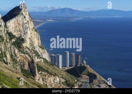 Gibraltar, Royaume-Uni, 27 avril 2024 : un avion atterrit à l'aéroport de Gibraltar avec vue sur le Rocher et de nouveaux gratte-ciel en construction, en Europe Banque D'Images