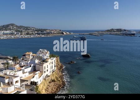 Ibiza, Espagne, 1er février 2024 : vue sur la ville et le port d'Eivissa avec un ferry arrivant au port, en Europe Banque D'Images