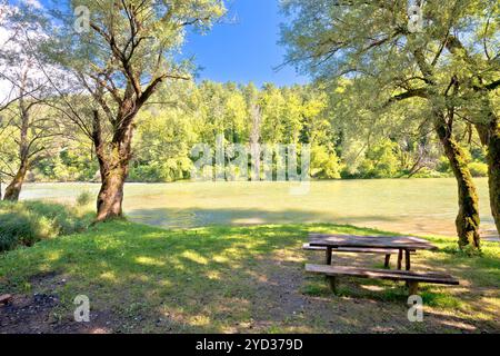 La rivière Kupa est un lieu de repos et un paysage verdoyant dans la région de Gorski Kotar en Croatie, à la frontière de la Croatie et de la Slovénie Banque D'Images