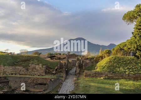 Pompéi, Italie, 25 novembre 2023 : vue sur les ruines de l'ancienne ville de Pompéi avec le volcan du Vésuve en arrière-plan, Europe Banque D'Images