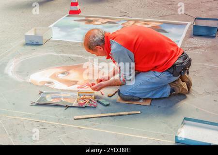 FLORENCE, ITALIE - 13 MAI 2017 : un artiste de rue la craie sur l'asphalte dans une florence peinture- la ville de la Renaissance sur l'Arno. L'Italie. Banque D'Images