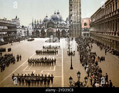 Revue militaire in : Mark's place, Venise, Italie, historique, reproduction restaurée numériquement à partir d'un original du XIXe siècle, date d'enregistrement non indiquée Banque D'Images