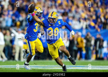 Pittsburgh, Pennsylvanie, États-Unis. 24 octobre 2024. Brandon George (30), linebacker des Pitt Panthers, célèbre une interception lors d'un match de football de la NCAA entre les Pitt Panthers et les Syracuse Orange au stade Acrisure de Pittsburgh, en Pennsylvanie. Brent Gudenschwager/CSM/Alamy Live News Banque D'Images