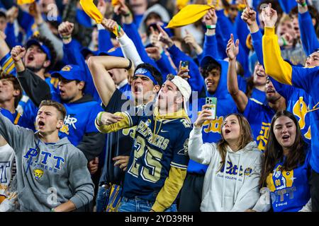 Pittsburgh, Pennsylvanie, États-Unis. 24 octobre 2024. Les fans des Pitt Panther acclament lors du match de football NCAA entre les Pitt Panthers et les Syracuse Orange à l'Acrisure Stadium de Pittsburgh, en Pennsylvanie. Brent Gudenschwager/CSM/Alamy Live News Banque D'Images