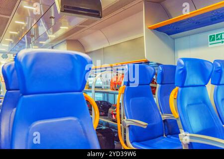 L'intérieur du train à grande vitesse sur rail stantion. Personne n'a à l'intérieur. Banque D'Images