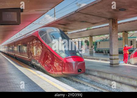 FLORENCE, ITALIE - 15 MAI 2017 : haute vitesse moderne train de voyageurs debout sur la station de chemin de fer Florence-Firenze Santa Maria Novella. L'Italie. Banque D'Images